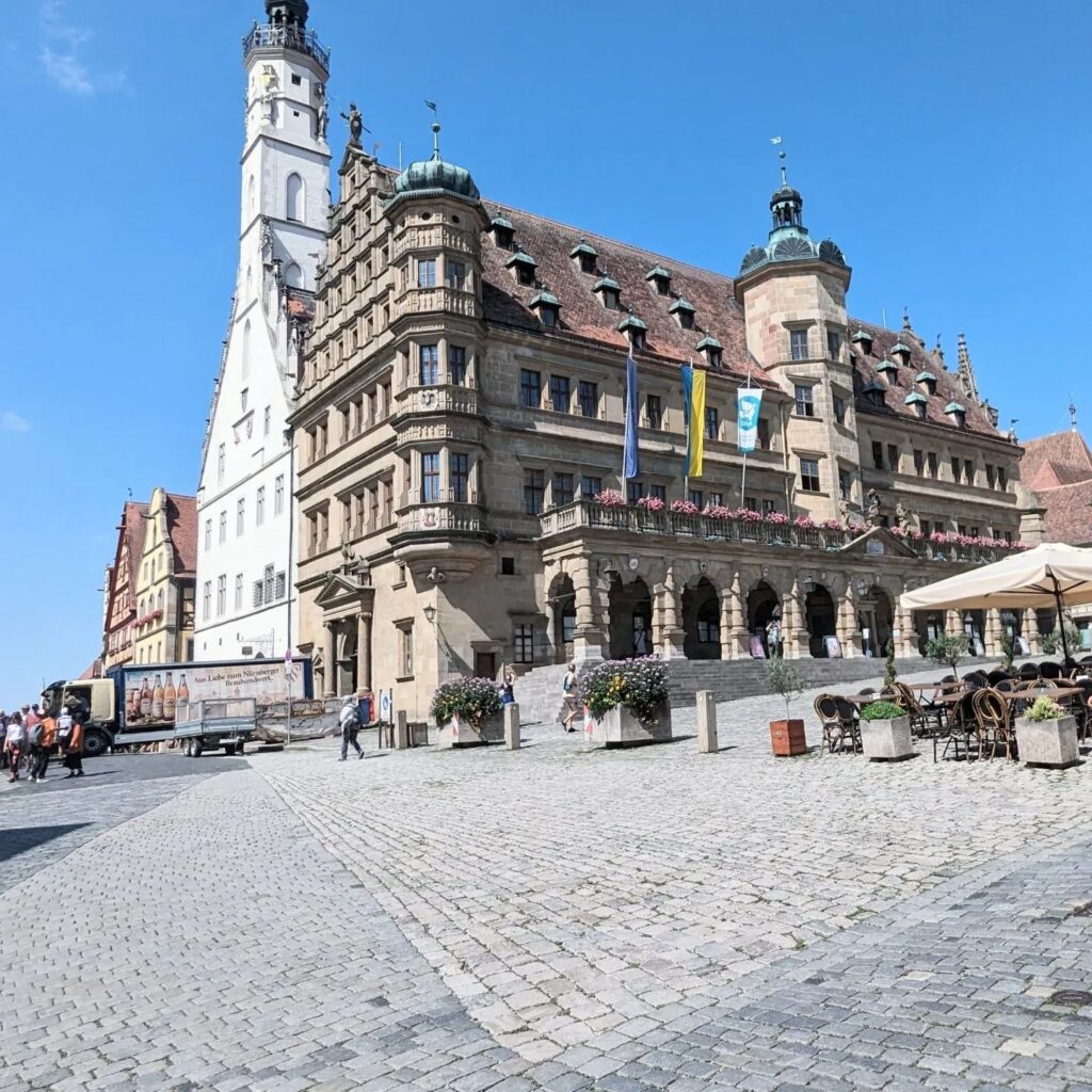 Historisches Rathaus von Rothenburg ob der Tauber mit Renaissance-Fassade auf einem gepflasterten Marktplatz.