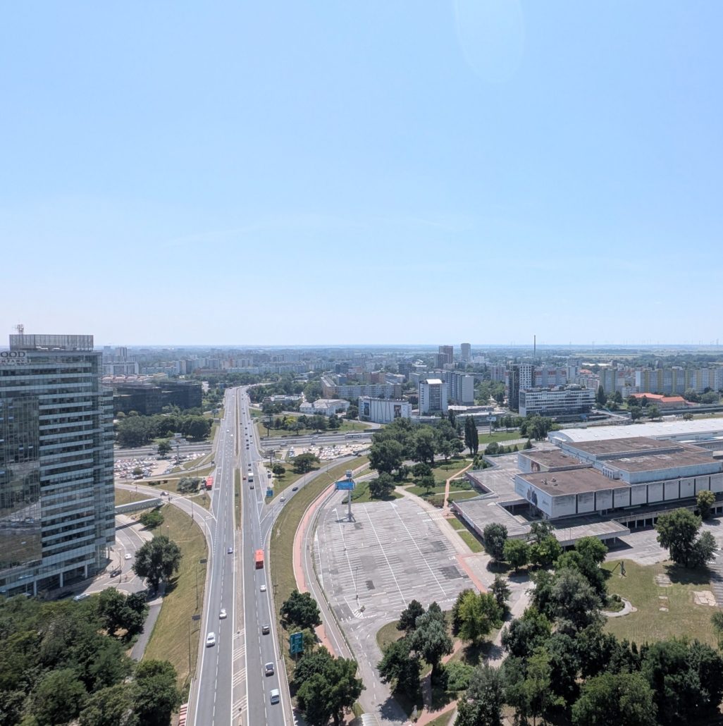 Blick vom UFO Tower auf Autobahnkreuz in Bratislava, Hochhäuser, Parkplatz und weite Stadtlandschaft.