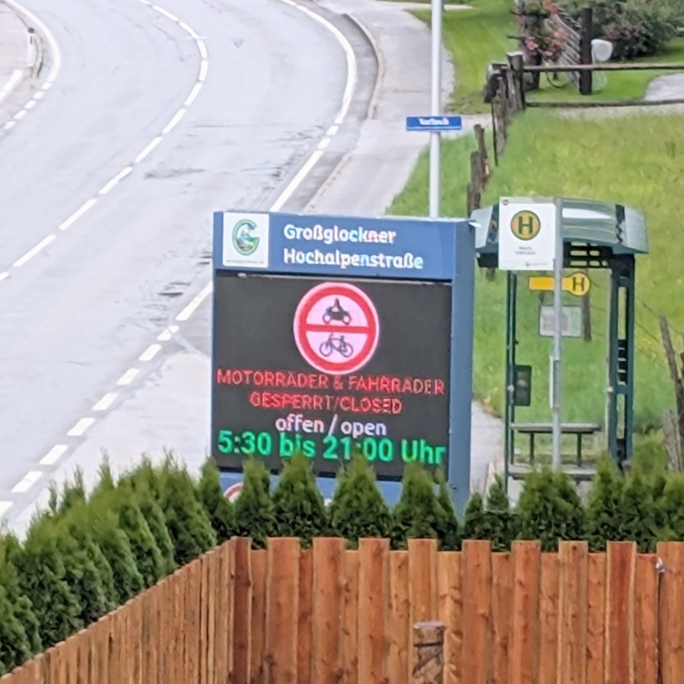 Digitales Schild der Großglockner Hochalpenstraße: Motorräder & Fahrräder gesperrt, geöffnet von 5:30 bis 21:00 Uhr.