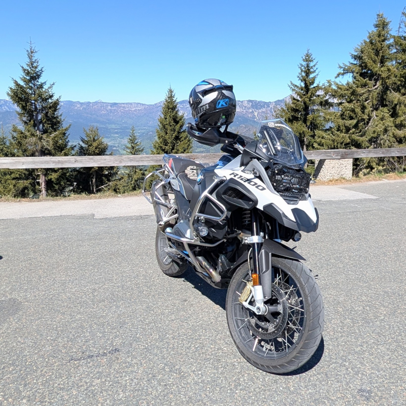 BMW R1200GS Adventure Rallye mit Helm auf dem Lenker vor Alpenpanorama auf der Rossfeld Panoramastraße.