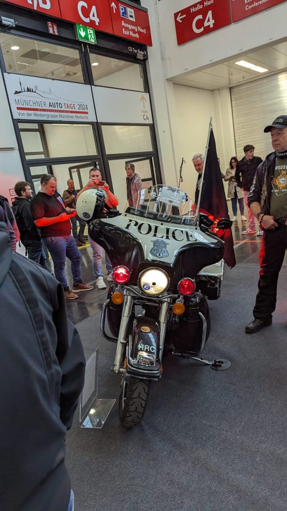Ein Polizei-Motorrad im klassischen Schwarz-Weiß-Design der US-Cops, das bei den Münchner Auto Tagen 2024 ausgestellt wird.