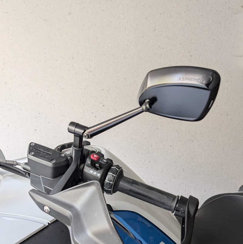 Nahaufnahme eines schwarzen Motorrad-Spiegelarms aus Metall mit silberner Inbusschraube vor neutralem Hintergrund.