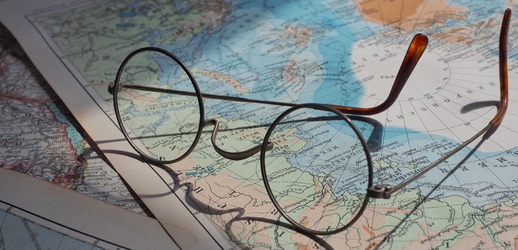 Runde Drahtbrille auf historischer Landkarte mit sichtbarem Schriftzug Nordenskjöld Meer.