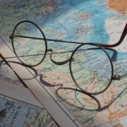 Runde Drahtbrille auf historischer Landkarte mit sichtbarem Schriftzug Nordenskjöld Meer.