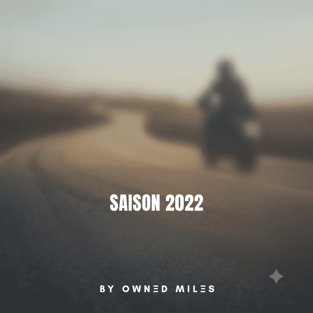 Saison-Titelbild 2022, der Hintergrund besteht aus einem unscharfen Foto eines Motorrads auf einer Landstraße.