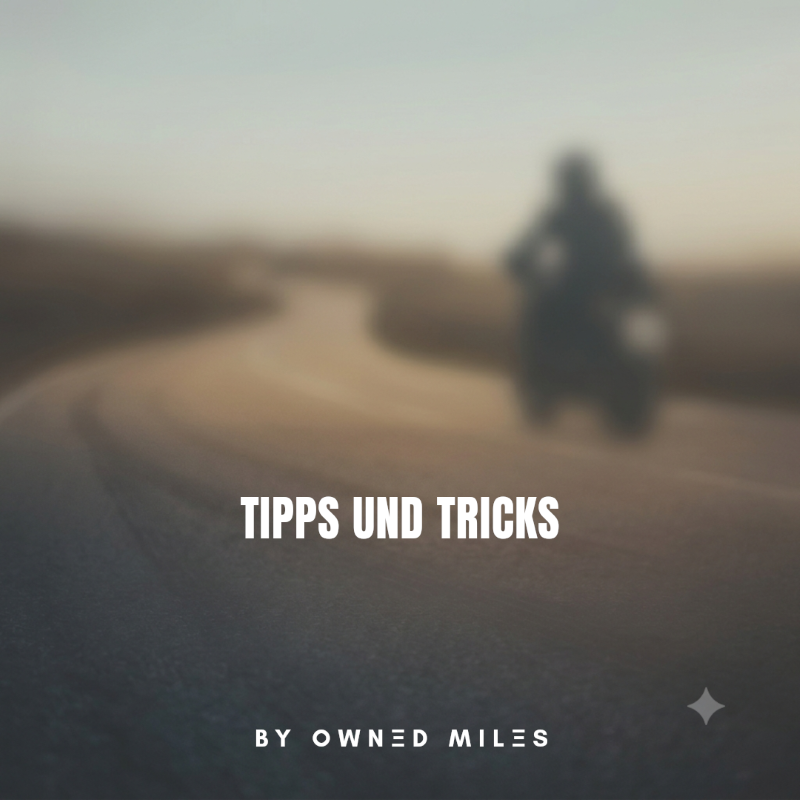 Titelbild der Rubrik "Tipps und Tricks", der Hintergrund besteht aus einem unscharfen Foto eines Motorrads auf einer Landstraße.